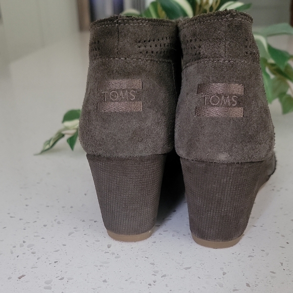 Toms Olive Brown Wedge Shoes with Lace-Up Design - Picture 2 of 7